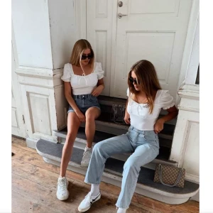 Vit söt topp 💗 - Säljer den här vita toppen i storlek S. Från Ginatricot. 