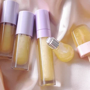 Ananas läppglans  - Ananas läppglans. Dofta som Ananas. Genomskinlig på läpparna. Innehåller organiskt cocosolja, pure E vitamin, organiskt sweet almond olja och vegetarisk läppglans bas. Finns i långa lila wand tube (9ML) - 50kr, tjocka lila wand tube (7ml)- 40kr, glödlampatuben - 25kr, glasd tuben- 25kr . Frakt 15kr. Skicka alltid bild på paketet innan jag posta. 