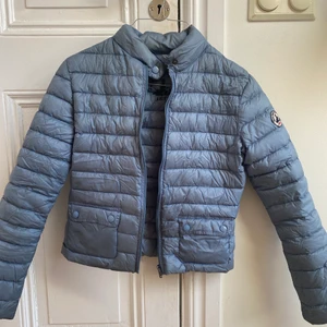 JOTT jacka - jott jacka köpt på jackie för ca 2000. Står inte storlek men passar XS-S (jag på bilden har XS).