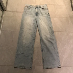 Utssvängda jeans ljus blåa storlek 36 - Ljus blåa jeans väldigt populära storlek 36 