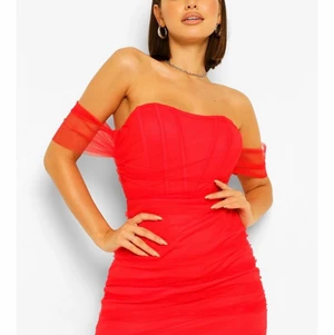 Klänning - Spontanköpte en klänning som va sååå så fin och passformen va drömmig men kommer aldrig få användning av den, lappen finns kvar och klänningen är i storlek S💋 nypris 250kr