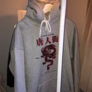 Hoodie  - Denna snygga och mysiga hoodie som är oversized säljer jag. Har bara använt nån gång så den har ingen fläck eller liknande på sig. Den är i storlek S men är som M