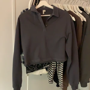 Grå topp  - En ursnygg croppad tröja från Nelly.com 150kr (frakt på 66kr tillkommer)