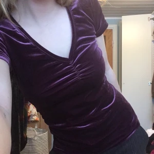 Fin tröja!  - En fin t-shirt i samet? Storlek xs-s, mycket fint skick! Pris 60kr + frakt