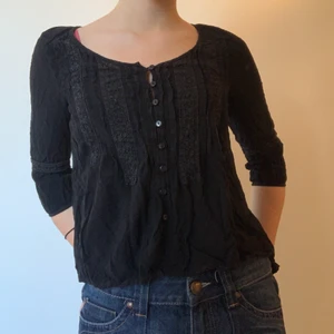 Svart blus - Söt blus jajemen!! Köpt på secondhand, men har aldrig använt den. Mycket gott skick! 