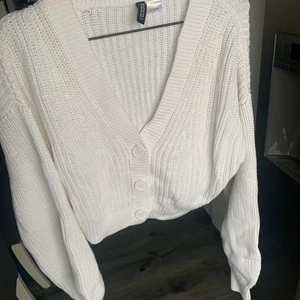 Vit Cardigan från hm  - Jätte fin Vit cardigan från hm, aldrig använd, stl S, köparens står för frakt 