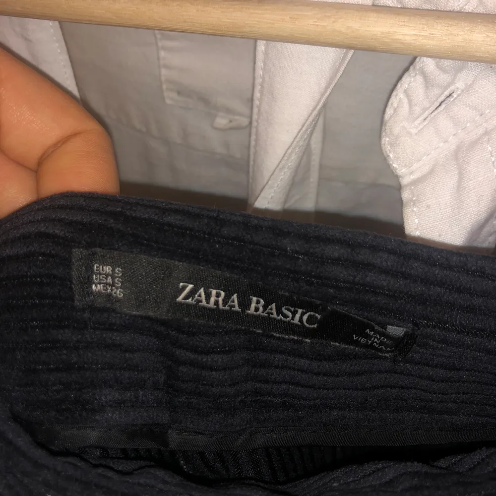 Mörkblåa långa Manchester byxor från zara! Bra skick, lite korta på mig som är 172 . Jeans & Byxor.