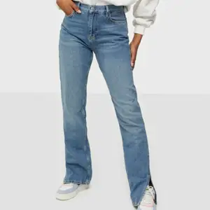 Hej! Jag säljer nu mina HELT NYA Straight Nelly jeans med slit! Super fina och passar till allt! Säljer pga av att dom var för stora när jag fick hem dom. Lappar är kvar på byxorna. Nypris 599, utgångspris 300 kr. 🎸🎸⚡️💘💘 Byxorna är strl 36