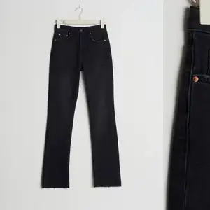 Ett par super snygga jeans från Gina Tricot som tyvärr inte kommit till användning. Helt nya och har aldrig använt byxorna. Skriv för intresse💛
