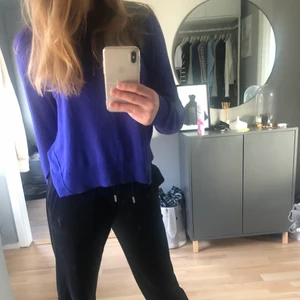 Zara tröja - Säljer nu min as snygga tröja från zara dåd en ej kommer till användning. Använd ca 1-2 ggr så den är i superfint skick. Köptes för väldigt länge sen så den finns ej kvar att köpa. Köptes för 349💕köparen står för frakt!