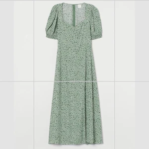 Mönstrad klänning med slits - Slits på ena sidan. Bra skick. Vadlång.