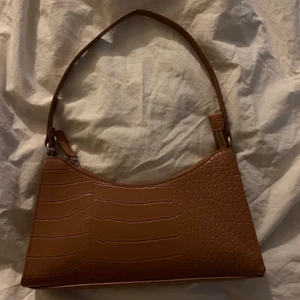 Väska - Jätte fin väska ifrån BikBok, jätte fint skick precis som ny!!💗 Säljer för den inte kommer till användning så mycket. Köpt för ca 200kr