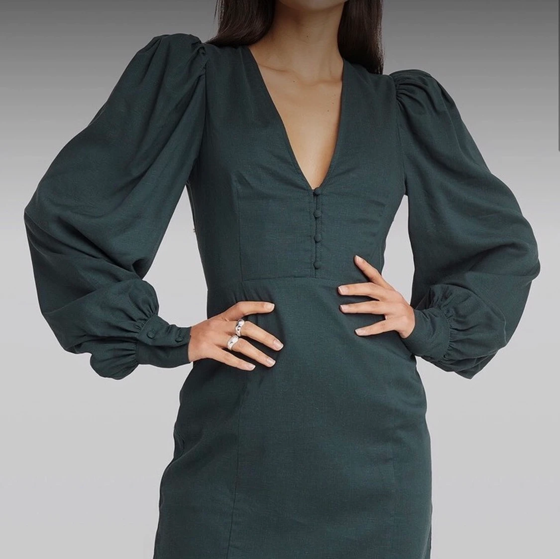 Mörkgrön puffärmad klänning