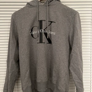 Calvin Klein stl m  - Djur finns i hem, använd två gånger!! Ny pris 1300kr