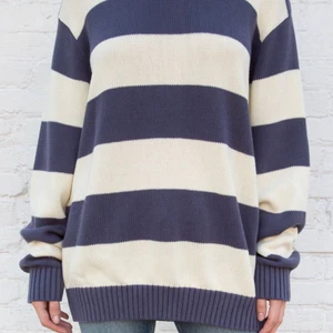 Brandy melville stickad  - Säljer denna stickade från brandy melville, onessize och knappt använd💙 hör av er om ni undrar något!