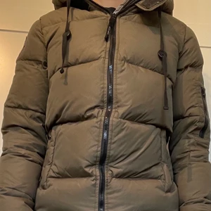 Grön d brand jacka i nyskick! - Pris INKLUSIVE frakt💕 Så fin och varm jacka som knappt är använd. Inga skavanker, ser så gott som ny ut. Säljer på grund av att den inte kom till användning. 