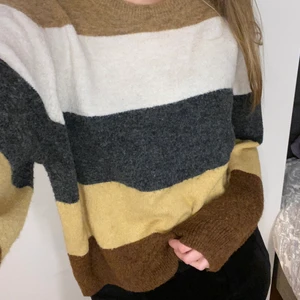 Stickad tröja -  Köparen står för frakt. 