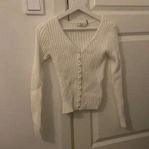 Nakd tröja  - Fin tröja från Nakd med pärlknappar i storlek M. Fint skick, aldrig använd. Hämtas hos mig (i Stockholm för 50 kr) eller fraktas för 100 kr där frakten är inkluderad i priset. 