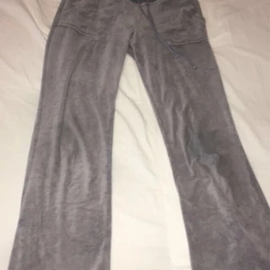 Juicy couture - Säljer mina jättefina juicy byxor i den gamla modellen som inte säljs längre. De är jättefina och ger sån 90’s vibe. Älskar verkligen dom men dom kommer inte till användning. De är lite slitna och därav ett billigare pris än vad andra säljer för. Skriv för bilder med passform osv🤗🤗