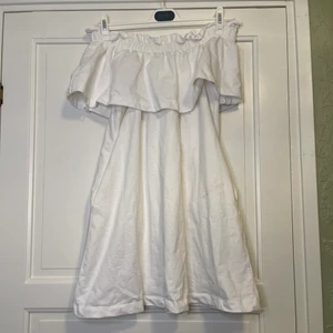 Vit klänning  - Vit klänning med fickor st 38 ✨ 30kr ( har liten fläck framme) 
