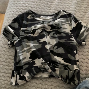 T-shirt  - T-shirt från shein! Oanvänd, ny skick💘