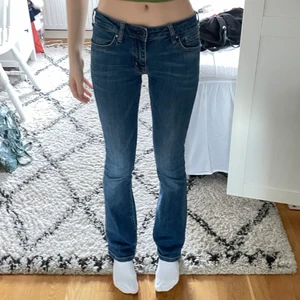 lågmidjade crocker jeans strl 26/32 - Ett par jättefina lågmidjade jeans som tyvärr har blivit för små på mig. 70cm runt midjan!! Modellen är ”pep! boot”. Priset är ink frakt <3