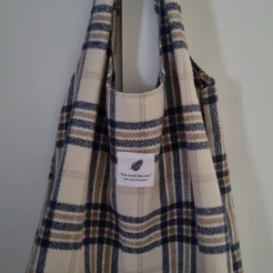 tygväska - Helt ny och jätte snygg! Jag hade en liknande :). den har ett litet fack på insidan med en dragkedja. 