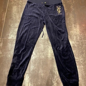 Trendiga Juicy Couture mjukisbyxor! - Ett par mörkblåa mjukibyxor från det moderna märket Juicy Couture i materialet velor.