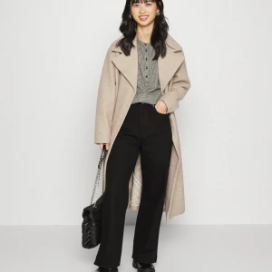 Denim- Echo sheo cute Petite - jag säljer ett par svarta byxor som jag har köpt idag och vill sälja vidare till någon annan som vill inte vänta på 2 veckor frakt. Nytt pris 599kr och budning pågår elle köp direkt för 350kr. Plagget sitter kvar, jag är 153(59kg) och de sitter bra men liten vid midjan. 150-170cm långa skulle jag rekommendera. 