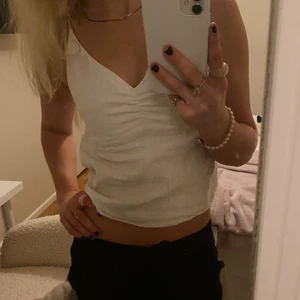 Linne - Ett linne i ”linne” material som är så snyggt men inte kommer till användning så mycket tyvärr. Köpt i second hand butik men ursprungligen från mango🤍🤍 kan mötas upp eller frakta 