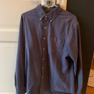 Ralph lauren skjorta - En fin Ralph Lauren skjorta (custom fit) i storlek large.      Färg: Lila                              Skick: fint 