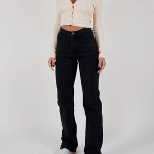 Superfina venderbys jeans i storlek 38 - Aldrig använda jeans från venderbys! Supersnygg passform och väldigt trendiga! Orignalpris är 650kr men säljer för endast 300. 💕💕🤩🤩