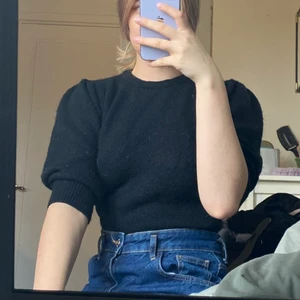 Bik bok tröja  - Jag säljer den svart Bik Bok tröjan i storlek M men passar också som S, den än använda bara typ 2-3 gånger och är i gott skick. Skriv till mig på mer info😊🖤