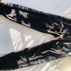 Philipp Plein byxor stl S  - Säljer nu ett par Philipp Plein Illigal fight club straight cut jumpabyxor i storlek S, använda men i gott skick. 