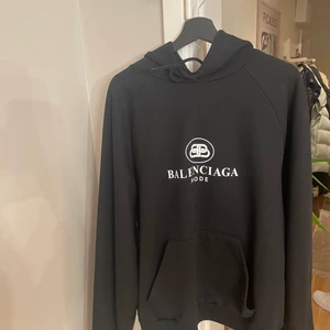 Balencoaga hoodie från farfetch - Aldrig använd bara legat, 3500kr säljer jag den för, kvitto finns nypris ~7000kr.    Mer bilder fås i pm 