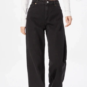 Svarta monky jeans - Svarta raka jeans från monky, högmidjade. Köpt för 499, men säljer då jag har flera liknande par och dessa inte kommer till användning, använt 4-5 gånger! Är storlek 27 vilket motsvarar 36/38