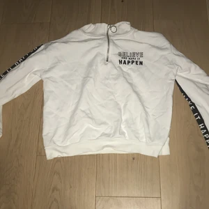 H&m tröja vit svart tryck - Storlek 158-164, ungefär en XSS