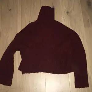 Vinröd typ stickad tröja från h&m i storlek M