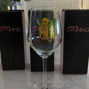 Carolina Gynning Rosé/Vitvinsglas - Rosé/Vitvinsglas från Carolina Gynning i motivet ”She’s the one” rymmer 40cl. Helt oanvänt, har bara stått som prydnad.  Nypris: 249:-