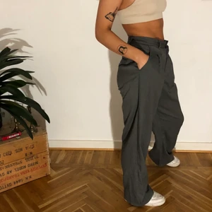 perfekt oversize kostymbyxa - perfekta oversize kostymbyxor, personen på bilden är 168. Sitter åt i midjan och är sen oversize hela vägen ner.