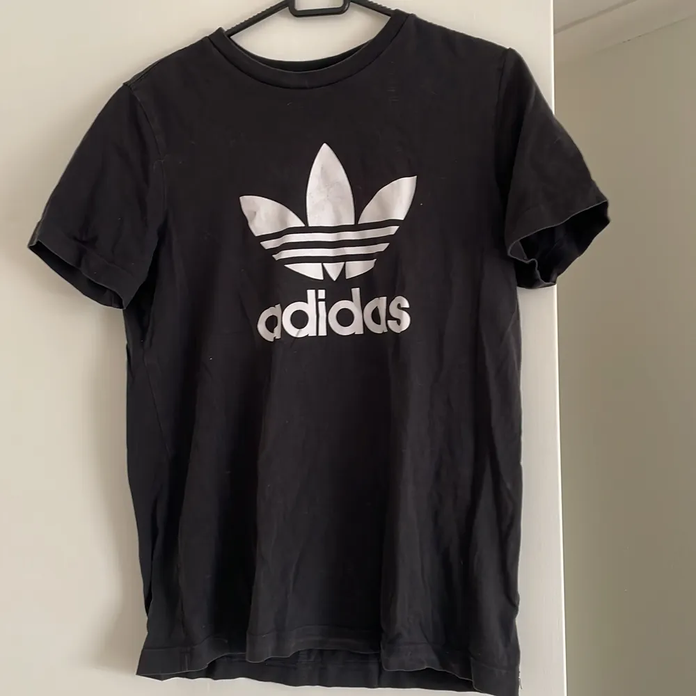 Svartvit adidas t-shitt köpt i usa för ett par år sedan🥰. T-shirts.