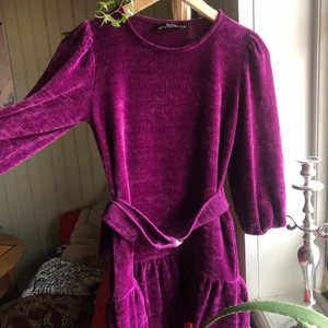 Bershka klänning - Liten i storleken, från bershka, aldrig använd,lila väldigt 60/70 -tal