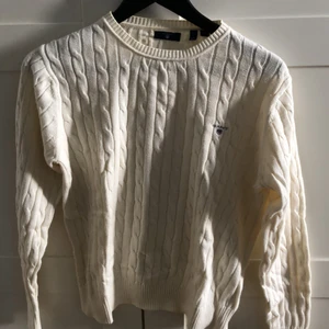 Stickad GANT tröja  - Säljer min stickade gant tröja då den är alldelsess för liten för mig. Men den hade kunnat passa en xs också kanske. Den har även en liten fläck på framsidan som man knappt ser när man har på sig den, se sista bilden! Köparen står för frakten:)