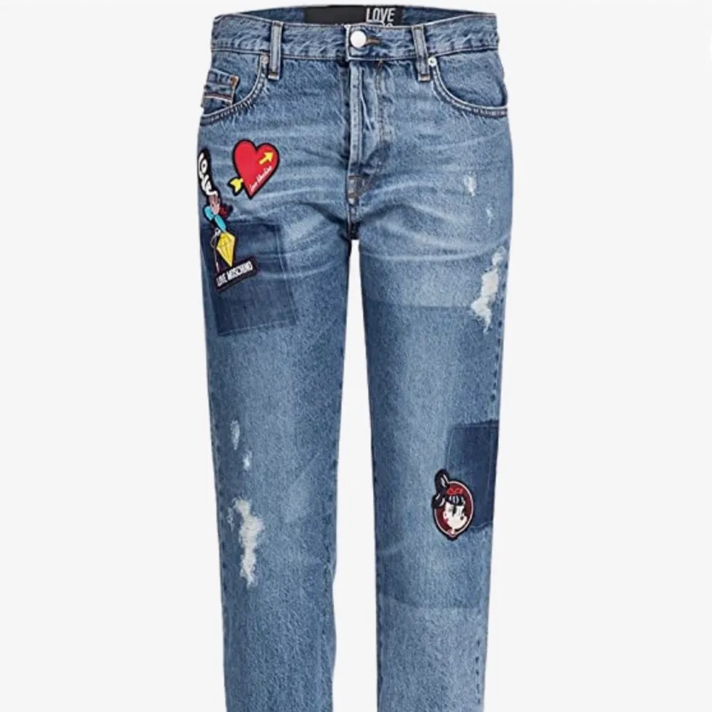 Jättesnygga midrise/Lowrise jeans från Love Moschino. Köpta för några år sedan men kommer aldrig till användning! En utav hällorna har lossnat lite men annars välrigt bra skick 👌🏻 Nypris är ungefär 2500! Skriv för fler bilder 💗. Jeans & Byxor.