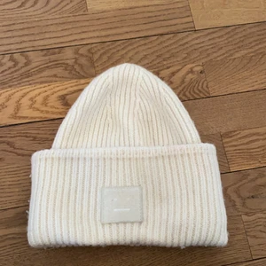 Mössa Acne  - Vit mössa från Acne i fint skick. 