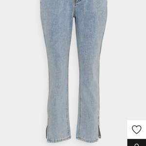 Säljer dessa skitsnygga jeans då de inte kommer till användning. Beställda från Zalando och passar på någon som är runt 160 cm. Jeansen är midwaist och har en slits längs ner på bada benen.