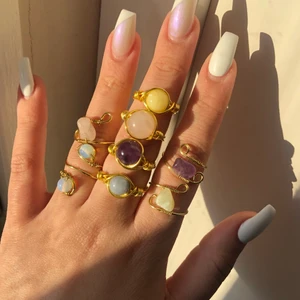 Kristall ringar - Nu finns dessa otroligt fina ringarna! Olika ringar med olika kristaller. Går att ordna i olika designs och färg! De stora ringarna med en kristall kula o mitten kostar 60kr och de ringarna i sista bilden kostar 50kr. Frakt tillkommer på 13kr. 