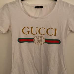 Gucci T-shirt i storlek L. Dock känns den som en S/M men den är inte äkta så storleken förklarar saken. Tröjan är vit och aldrig använd! Mest stått och tittat på den:)