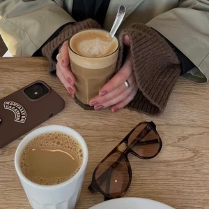 Corlin eyewear - Dem är som nya så använda varsamt🙏🏼💄 fraktas i original lådan🥰🥰 färgen är GELO CINNAMON‼️