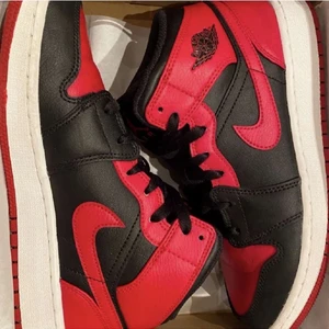Air jordan 1 mid banned - Köpte dem av en tjej på Plick men dem var tyvärr i fel storlek, 37,5 och dem är i bra skick tjej hade inte använd dem alls och sa att dem var i skick 8/10 och det är dem verkligen! Kan bytas också om ni har en storlek i 38/38,5 